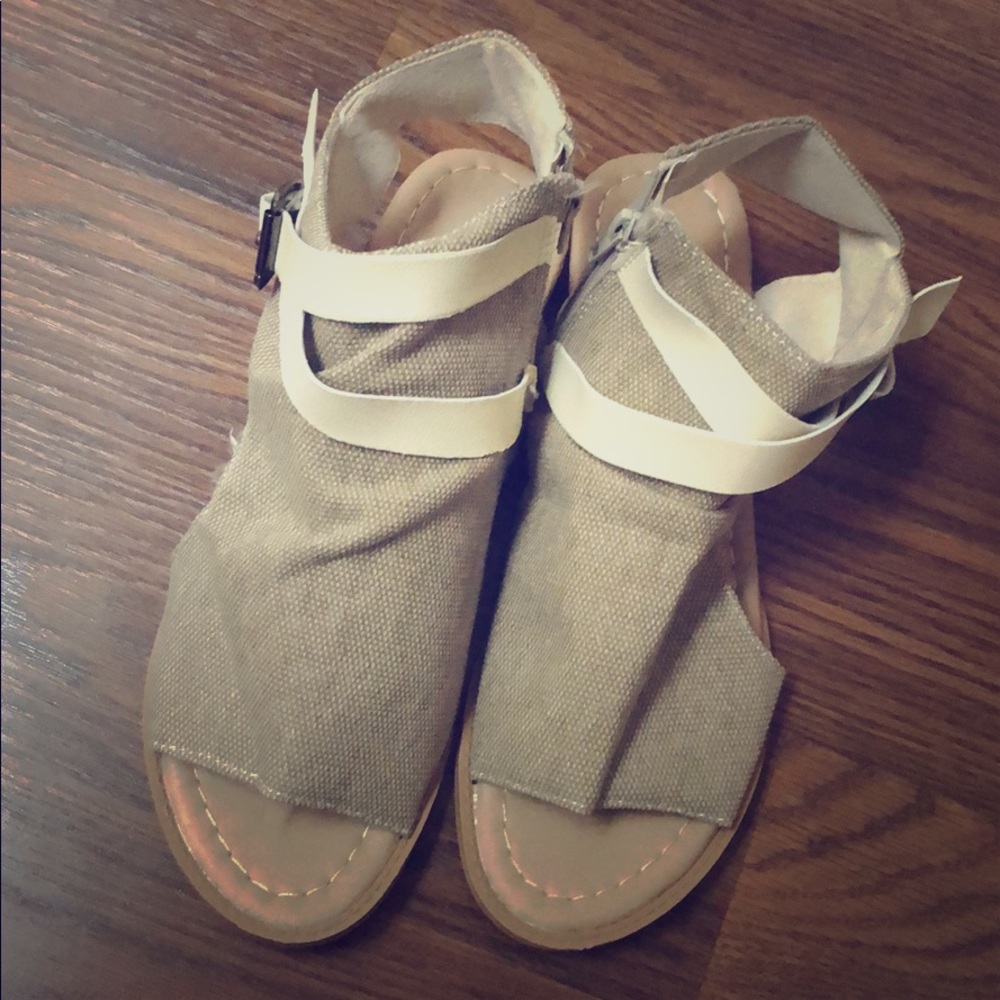 NWT! Sandals - Picture 2 of 3